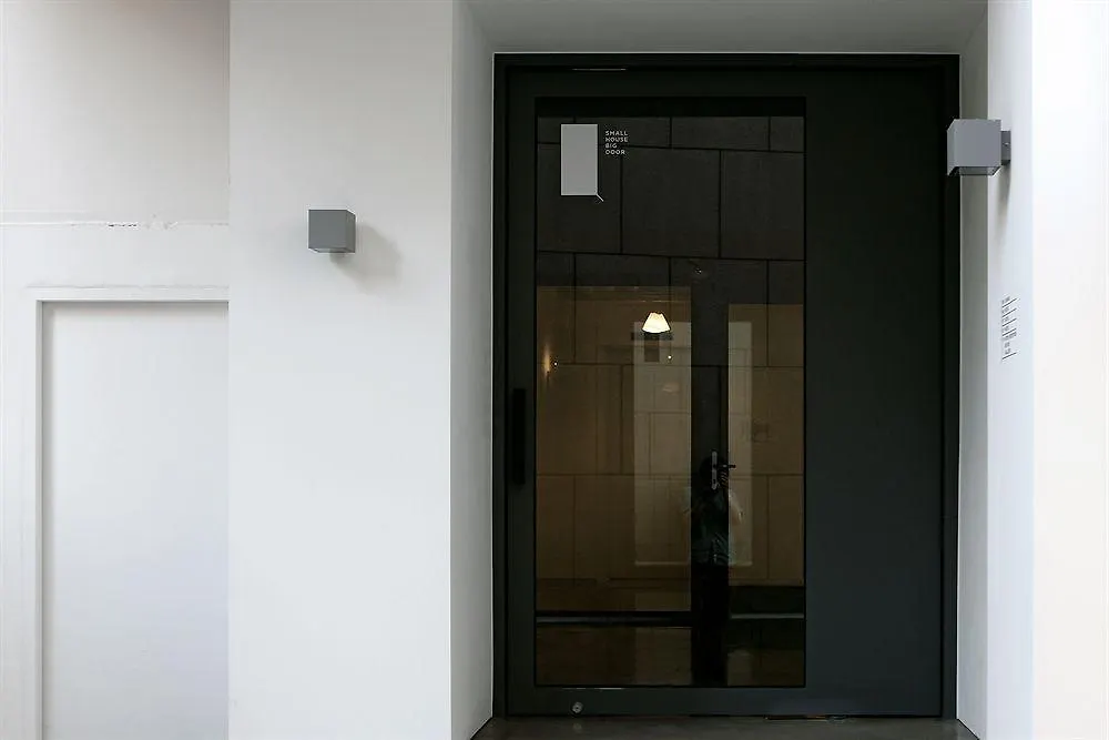 Small House Big Door Seoul Südkorea