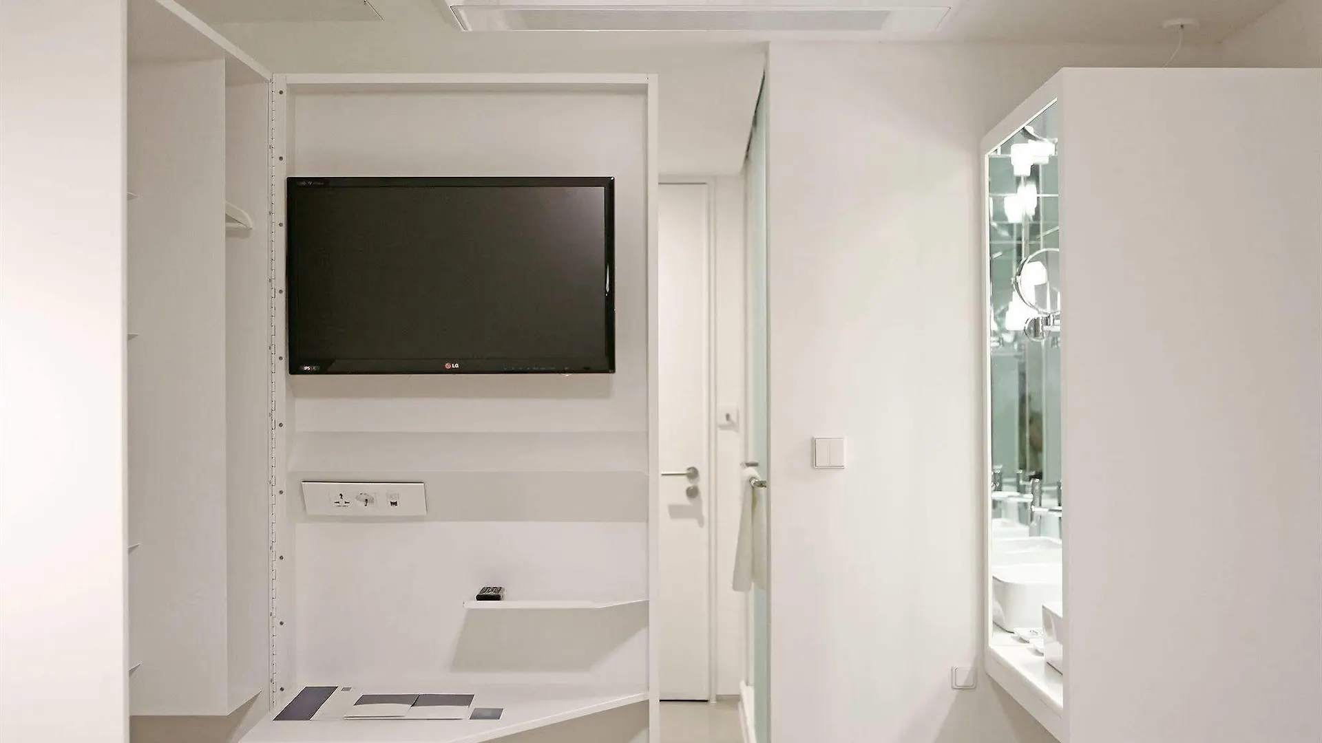 Small House Big Door Seoul Hotel
